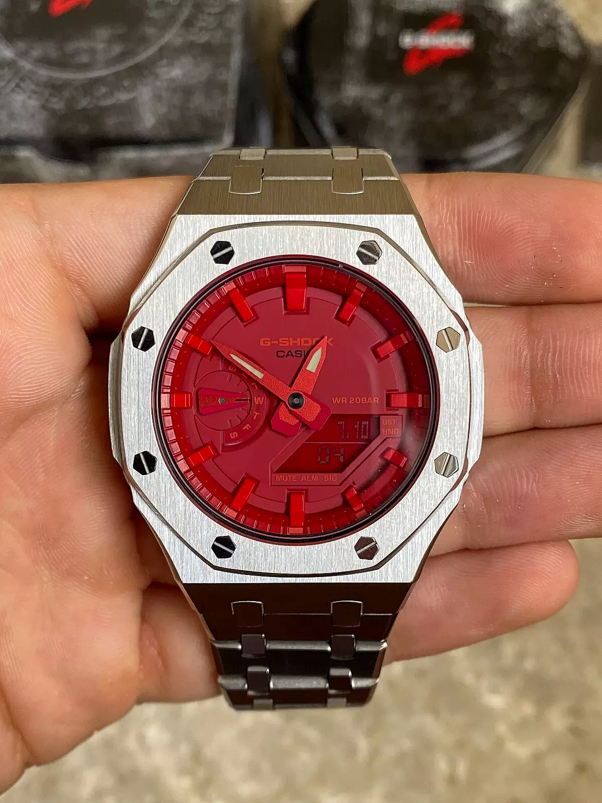 G-Shock Mod plateado y rojo